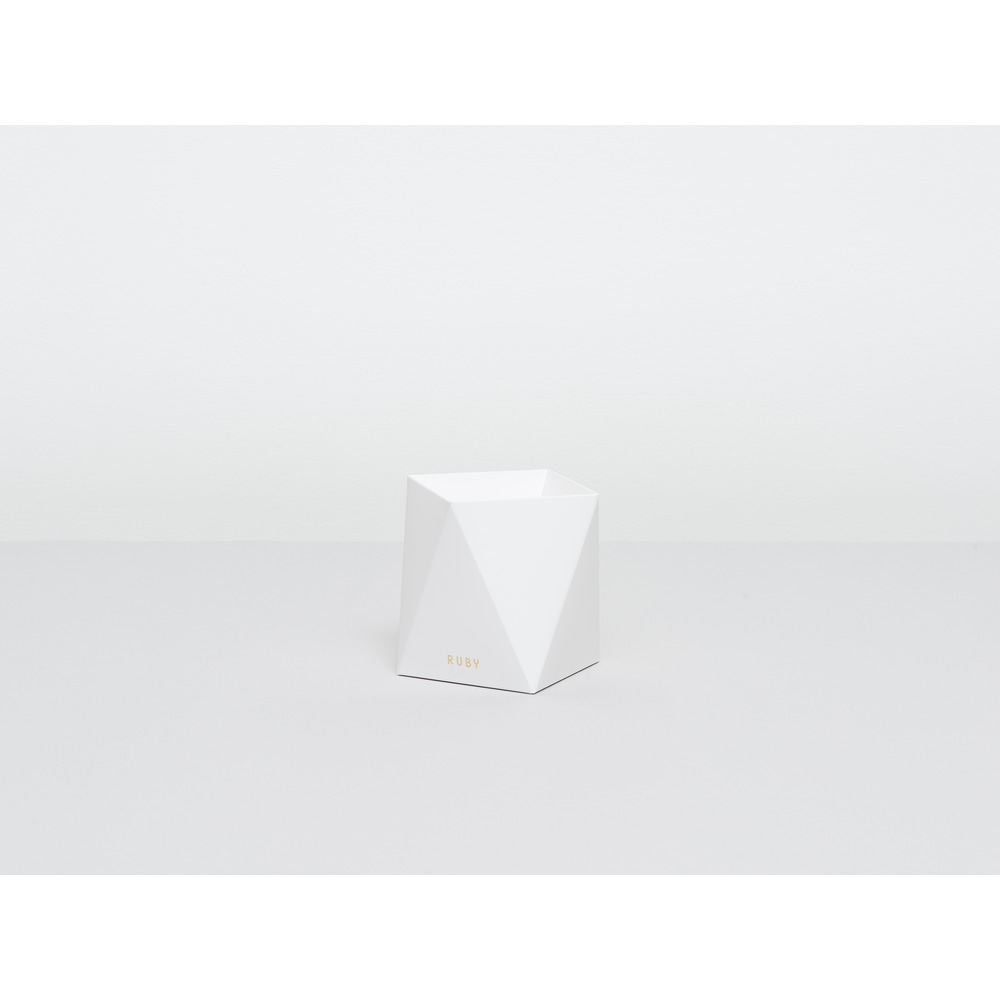 Ruby Papiervase in Weiss.