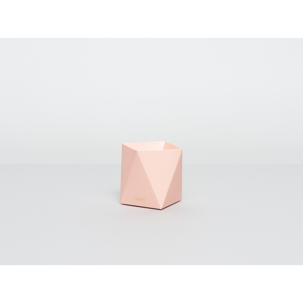 Pinke Ruby Papiervase auf einem grauweissen Tisch.