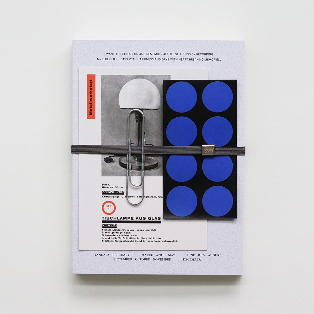Notiz- und Tagebuch Focus Note in der Farbe Old Cotton mit Flyer und Punktaufkleber unter dem grauem Gummiband.