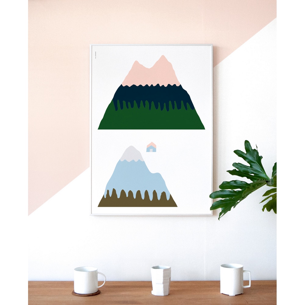Kunstdruck Pink Mountain im weißen Rahmen ueber einem Sideboard mit drei weissen Keramiktassen