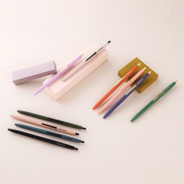 Kugelschreiber Slim Ballpen in verschiedenen Farben auf einem hellen Tisch.