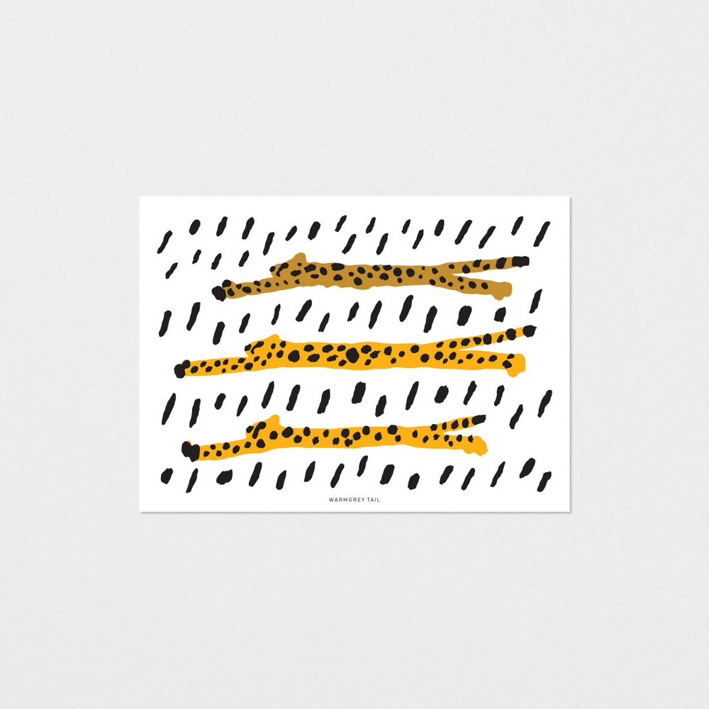 Postkarte Run Cheetah Run mit drei rennenden Geparden mit schwarz-geflecktem, gelb-braunen Fell.