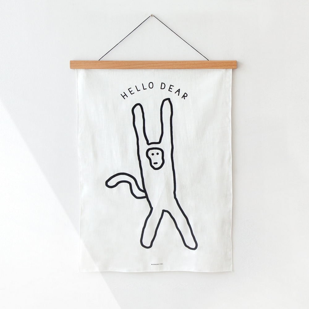 Stoffposter Monkey aus Baumwolle und Leinen haengt mit heller Holzleiste an einer weissen Wand.
