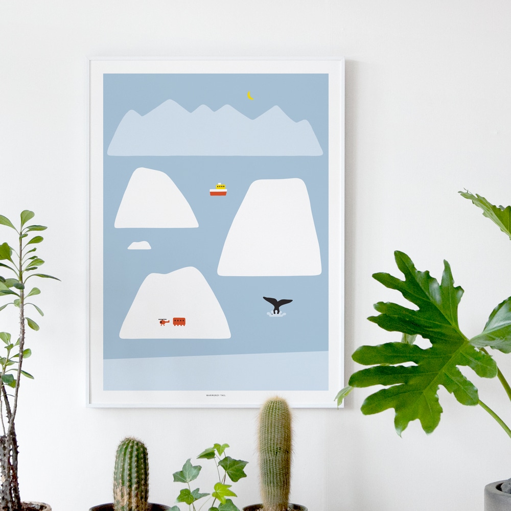 Artprint Antarctica Lightblue, mit Walschwanz, Schiff und Helikopter zwischen weissen Eisbergen, weiss gerahmt vor einem Regal mit Kakteen und Gruenpflanzen.