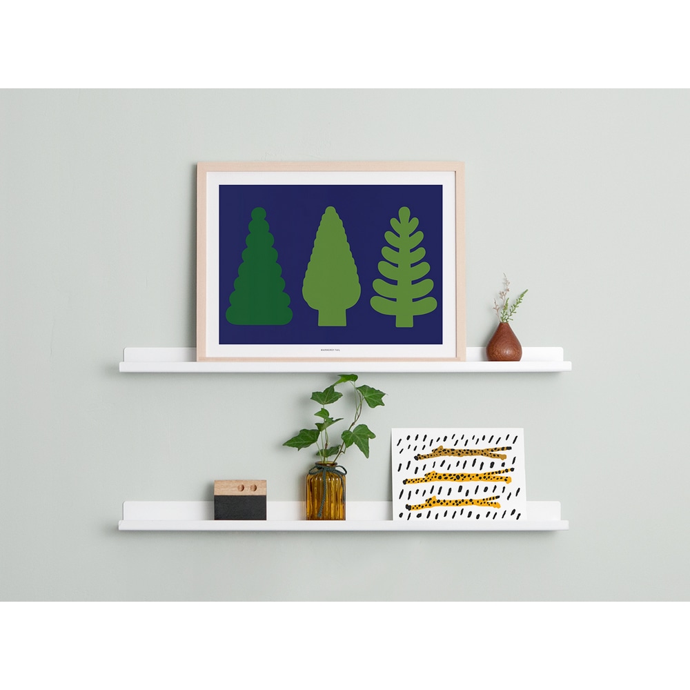 Gerahmter Kunstdruck Tree and Tree mit drei gruenen Tannenbaeumen auf tiefblauem Hintergrund auf einer weissen Bilderleiste.