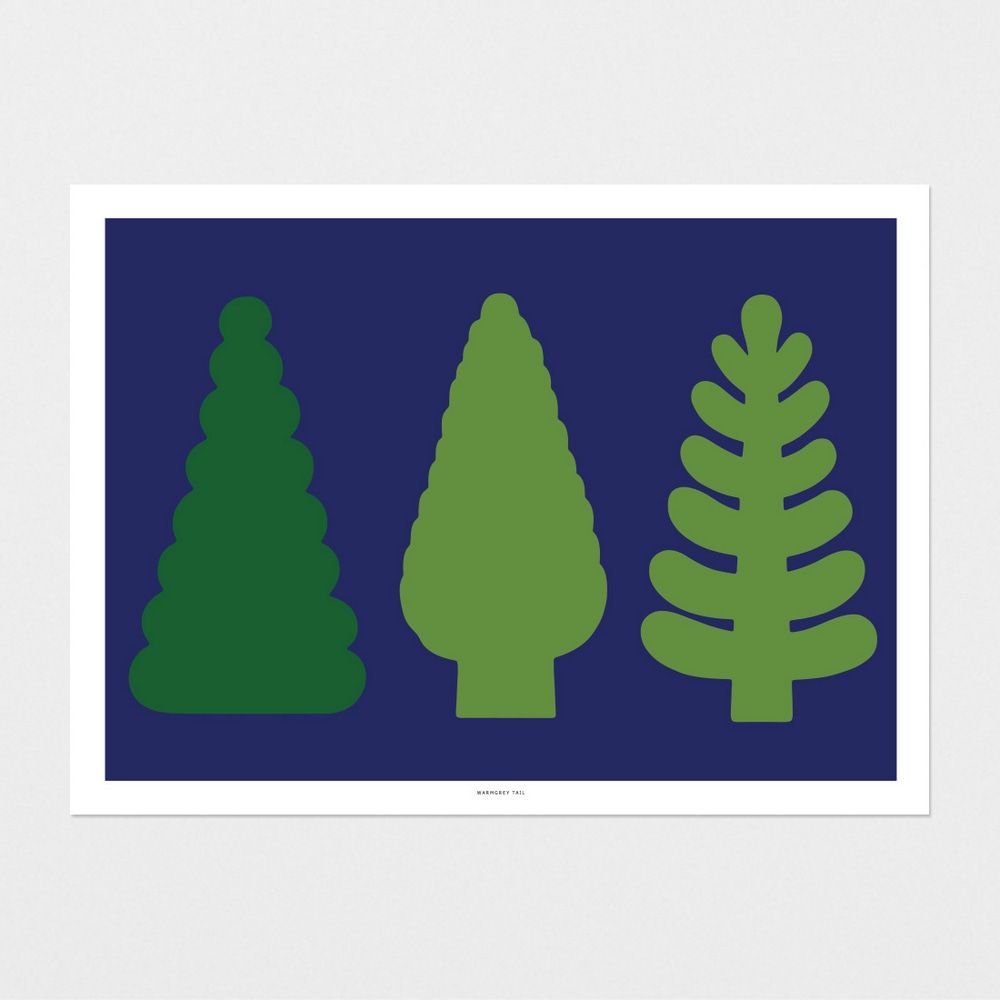 Kunstdruck Tree and Tree mit drei gruenen Tannenbaeumen auf tiefblauem Hintergrund.