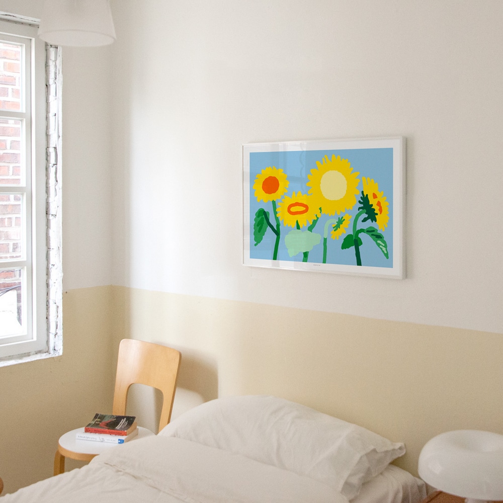 Art Print Sunflower, fuenf Sonnenblumen mit gruenen Stengeln und gelben Blueten auf blauem Hintergrund, am Fenster ueber dem Bett, in einem hellen Schlafzimmer.