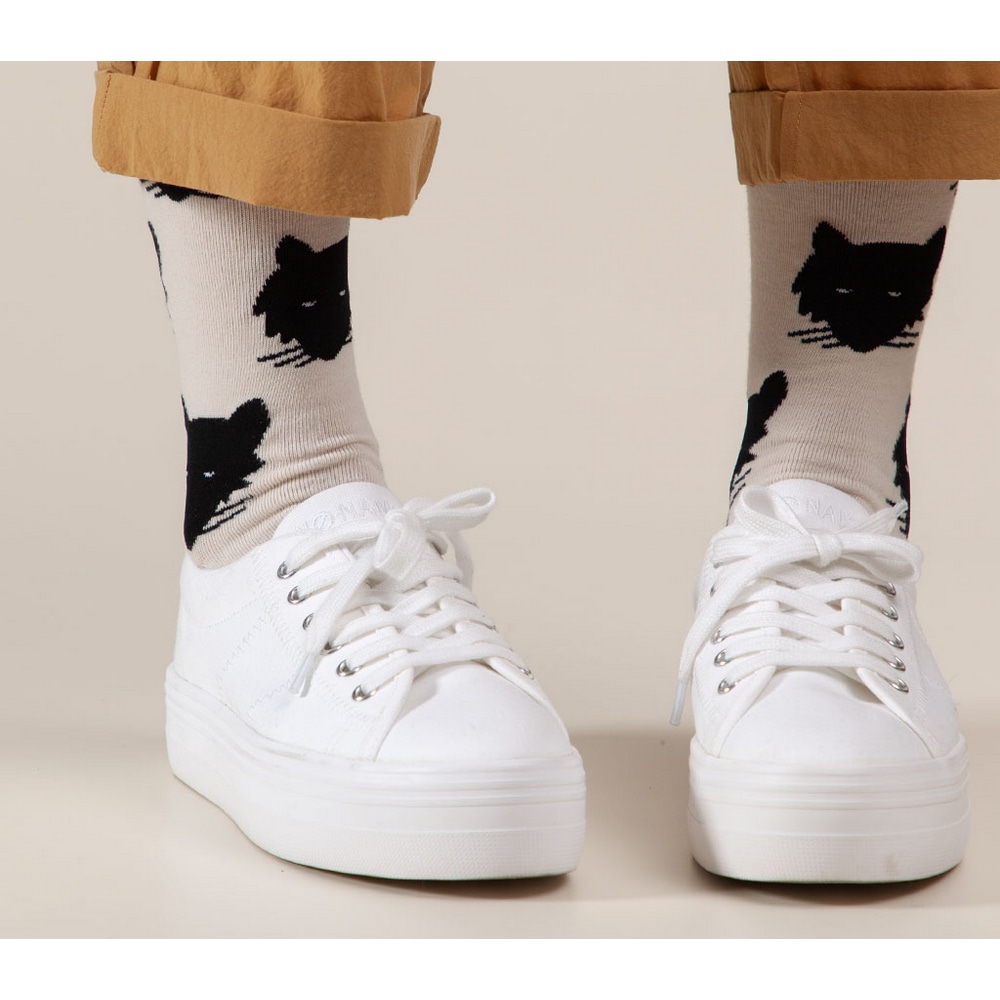 Socken Wolf Creme mit schwarzen Wolfskoepfen, mit weissen Sneakern.