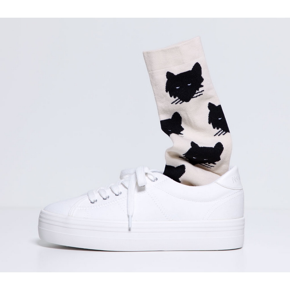 Socken Wolf Creme mit schwarzen Wolfskoepfen, in weissen Sneakern.