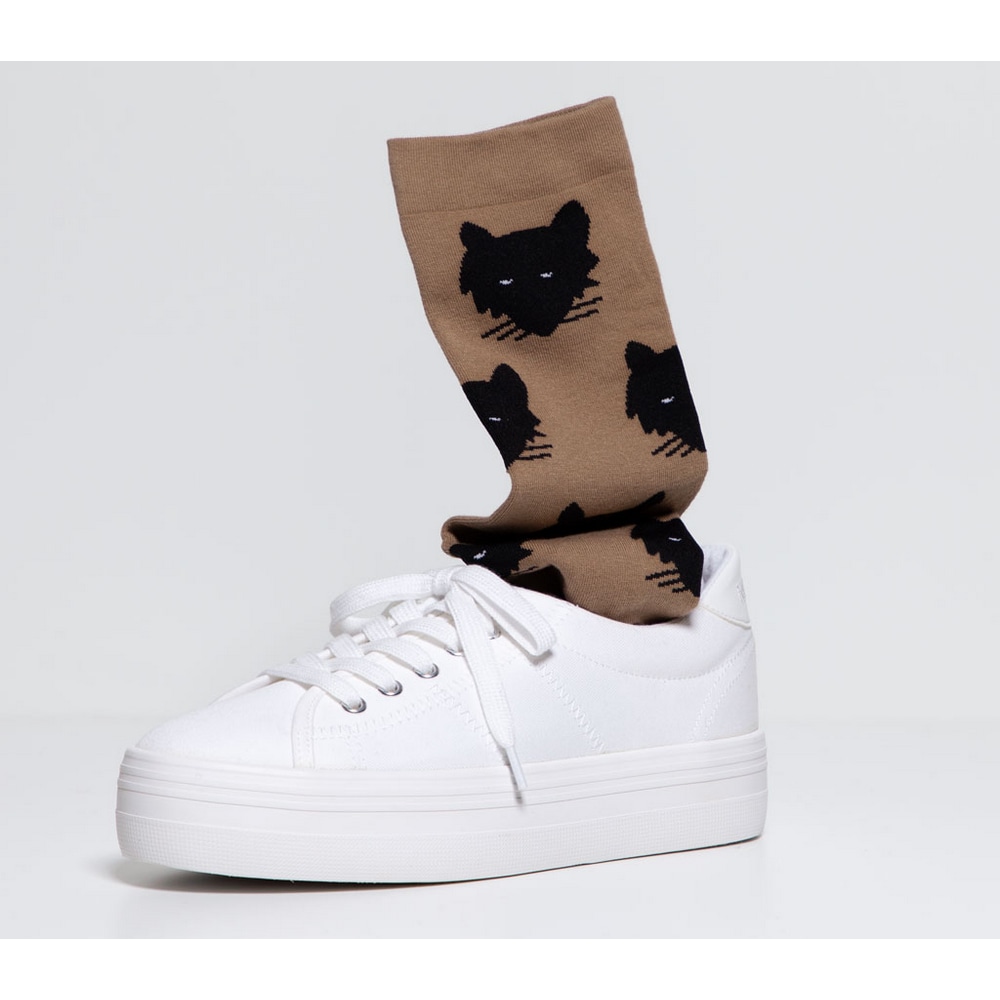 Socken Wolf Beige mit schwarzen Wolfskoepfen, in weissen Sneakern.
