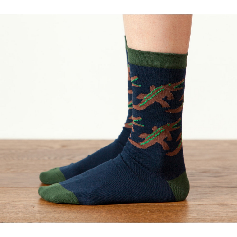 Fuesse in Warmgreytail Socken Crocodile Navy von der Seite.