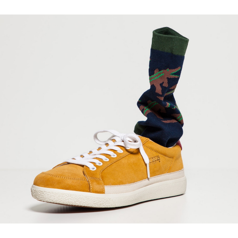 Warmgreytail Socken Crocodile Navy in gelben Wildleder Sneakern.
