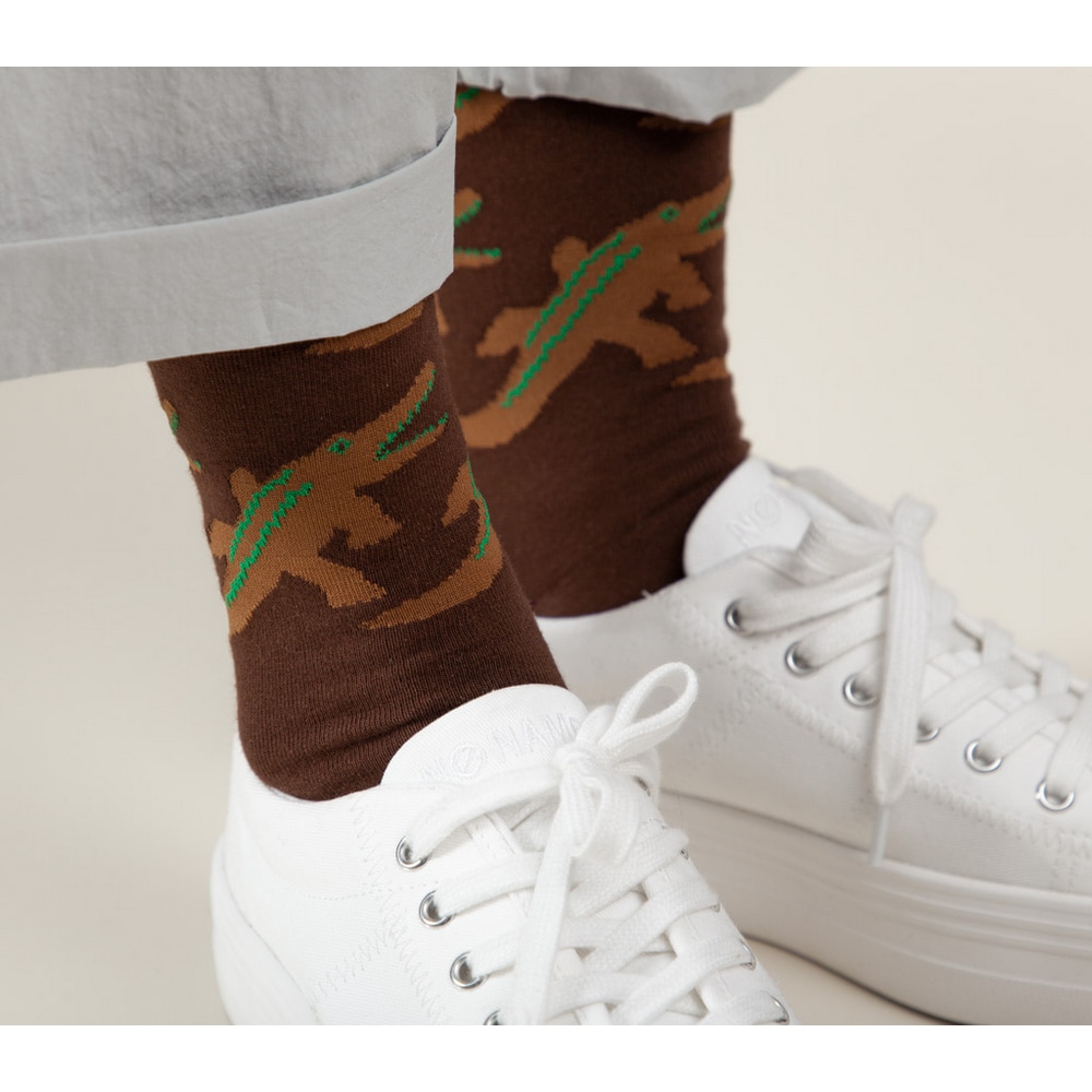 Warmgreytail Socken Crocodile Brown mit grauer Stoffhose und weissen Sneakern kombiniert.