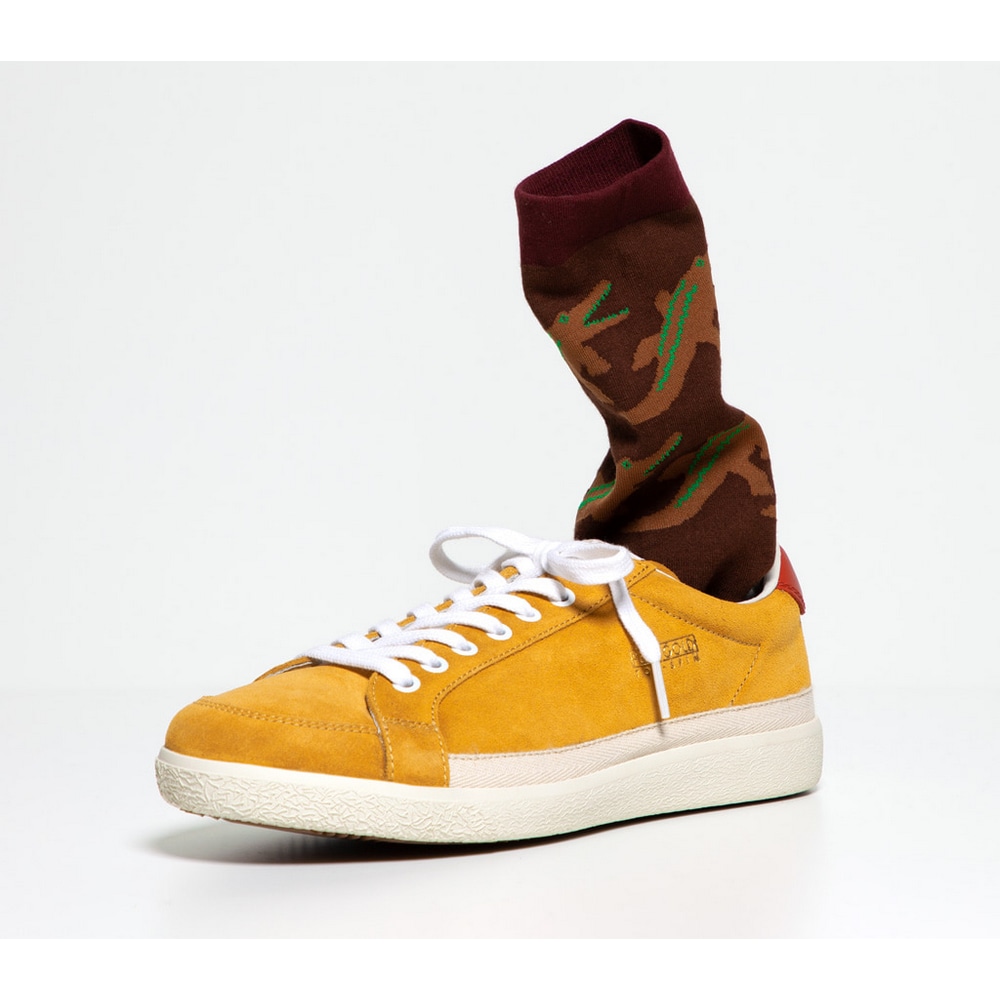 Warmgreytail Socken Crocodile Brown in gleben Suede Sneakern.