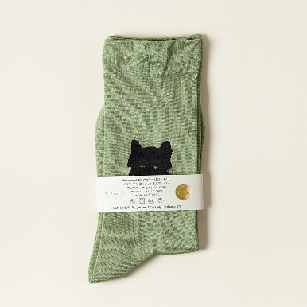 Warmgreytail Socken Wolf Olive mit schwarzem Wolfskopf auf gruenem Stoff.