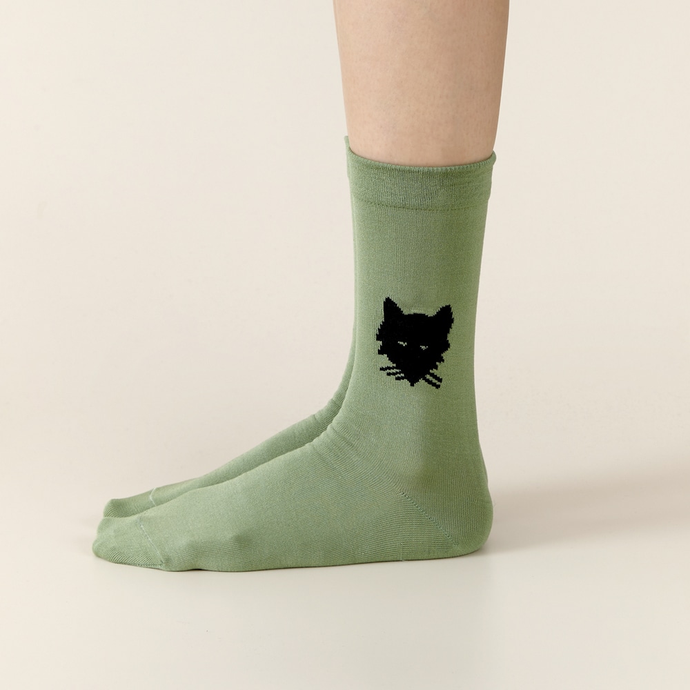 Fuesse in Warmgreytail Socken Wolf Olive mit schwarzem Wolfskopf, von der Seite.