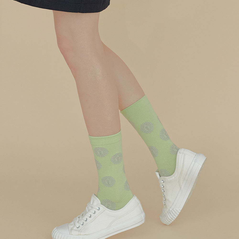 Warmgreytail Socken Lion Mint mit kurzem Rock und weissen Schuhen.