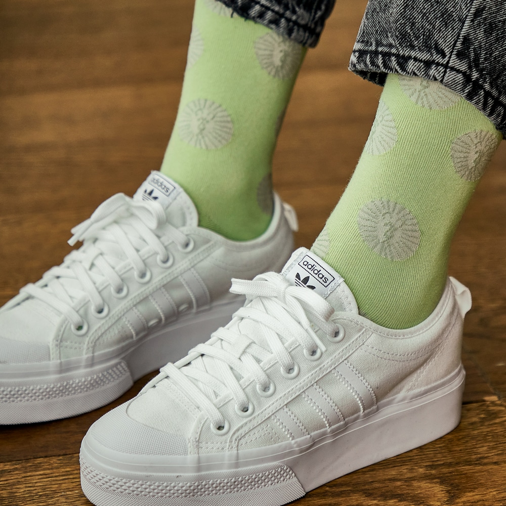 Warmgreytail Socken Lion Mint mit dunkler Jeans und weissen Schuhen.