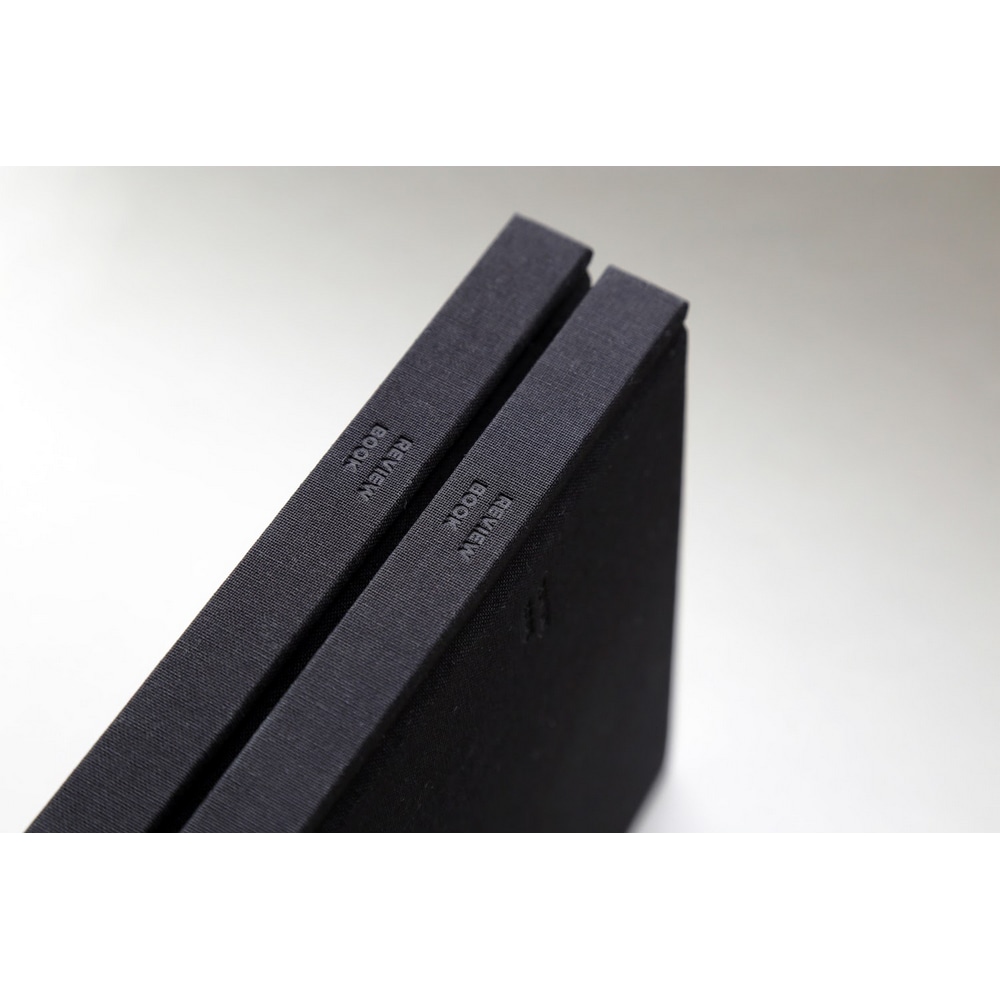 Buchruecken des Rezensierbuchs Review Book Bold von Whitestore, mit Praegung Review Book.