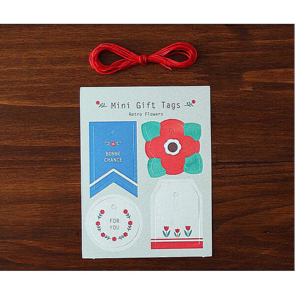 Minigifttag im Bogen mit rotem Baendchen.