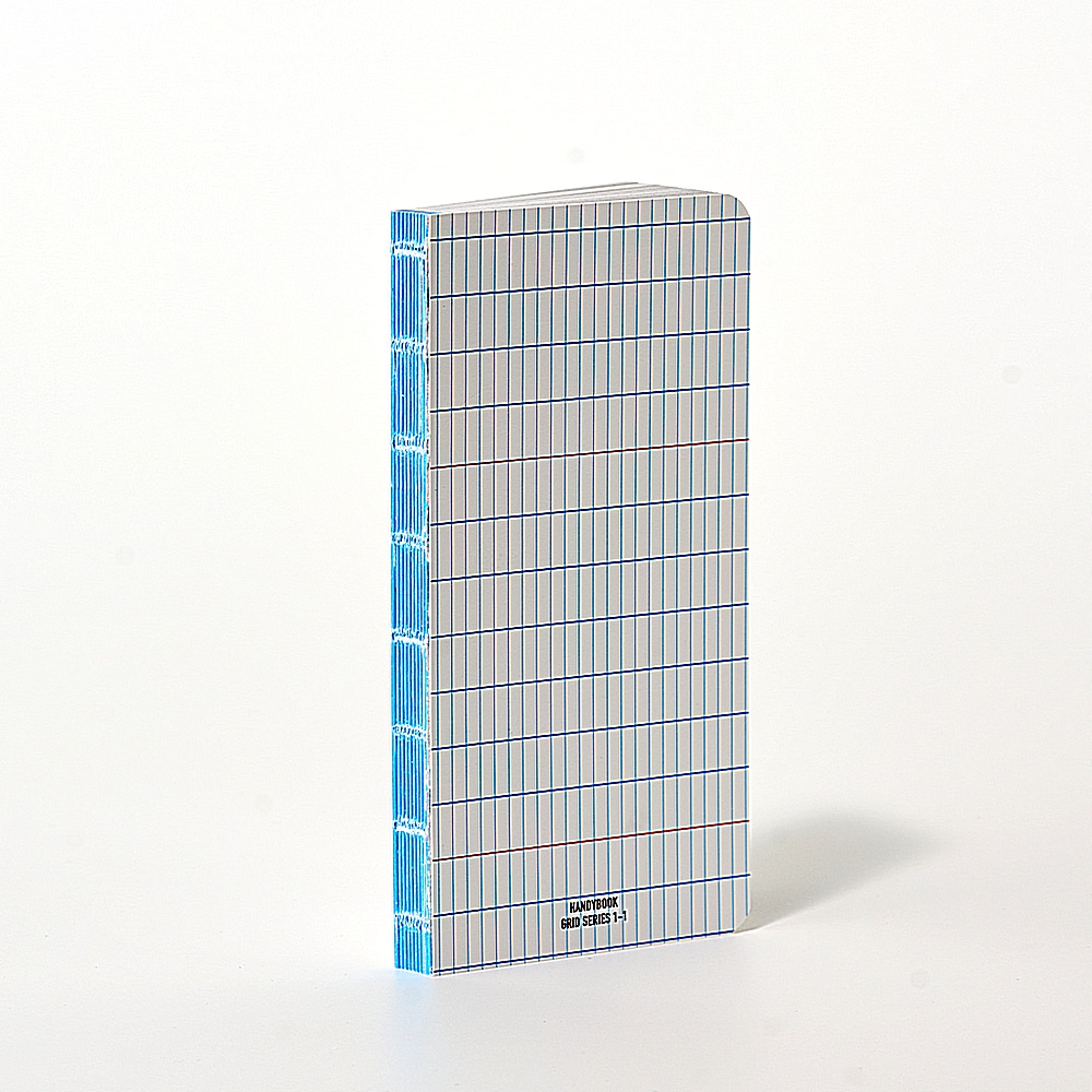 Notizbuch von Skoolhouse aus Korea mit Fadenheftung fuer Layflat Oeffnung, mit karierten Seiten in weiss-blau.