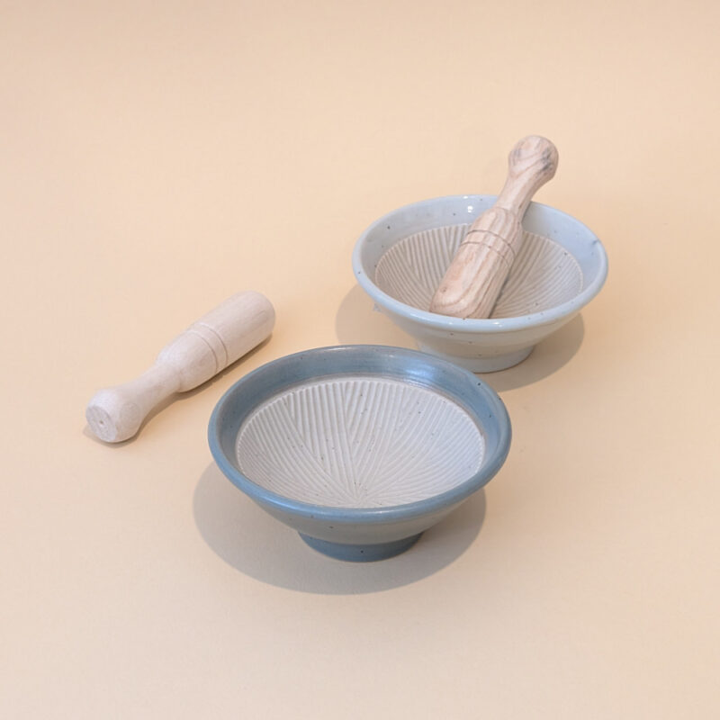 Sesam-Reibe mit Stößel