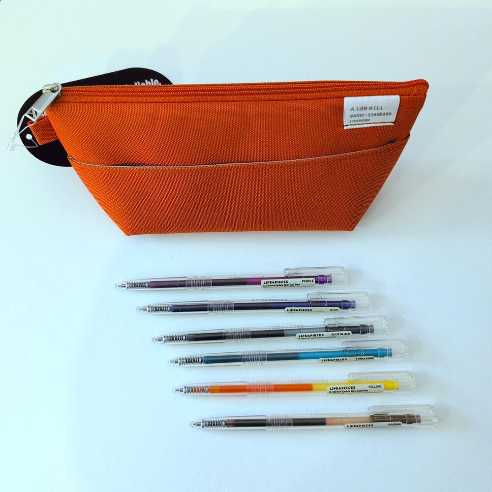 Cordura Pencil Pouch aufgestellt hinter einer Reihe von Gelstiften von Livework, Korea.