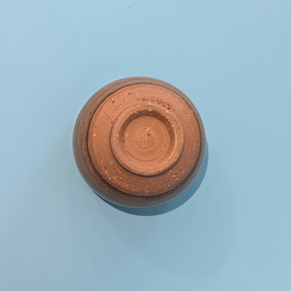 Makgeolli Becher, handgemacht in Korea, von unten, zeigt den unglasierten Boden.