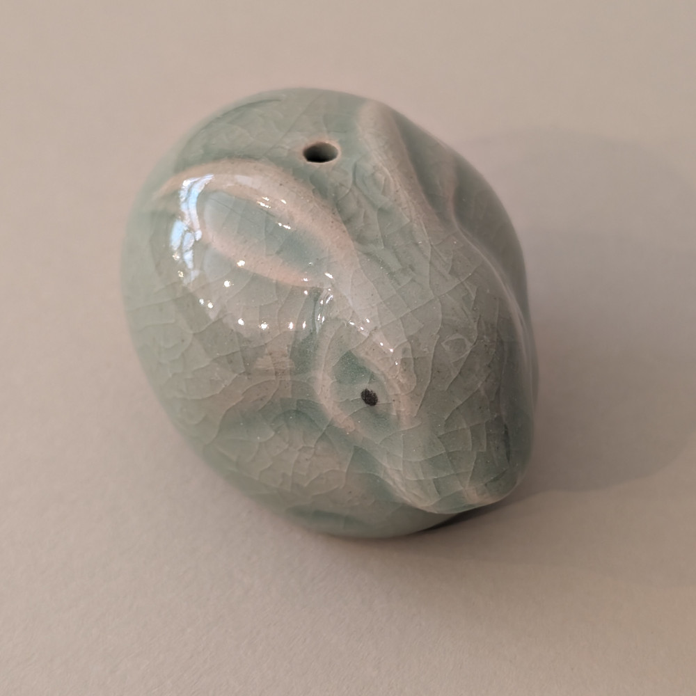 Wasserspender in Form eines sitzenden Hasen mit angelegten Ohren. Aus echtem Celadon mit Krakelee in der Glasur, zum Anmischen von Farben und Tuschen.