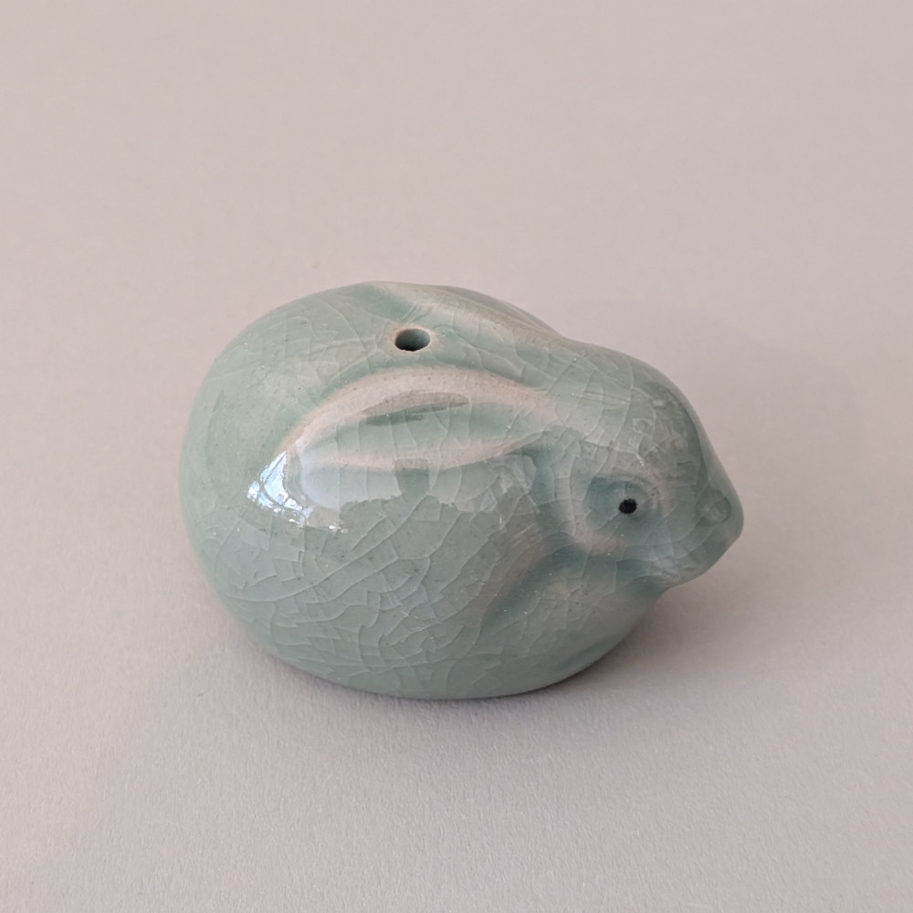 Kleiner Hase aus Keramik in traditioneller Machart fuer Celadon.