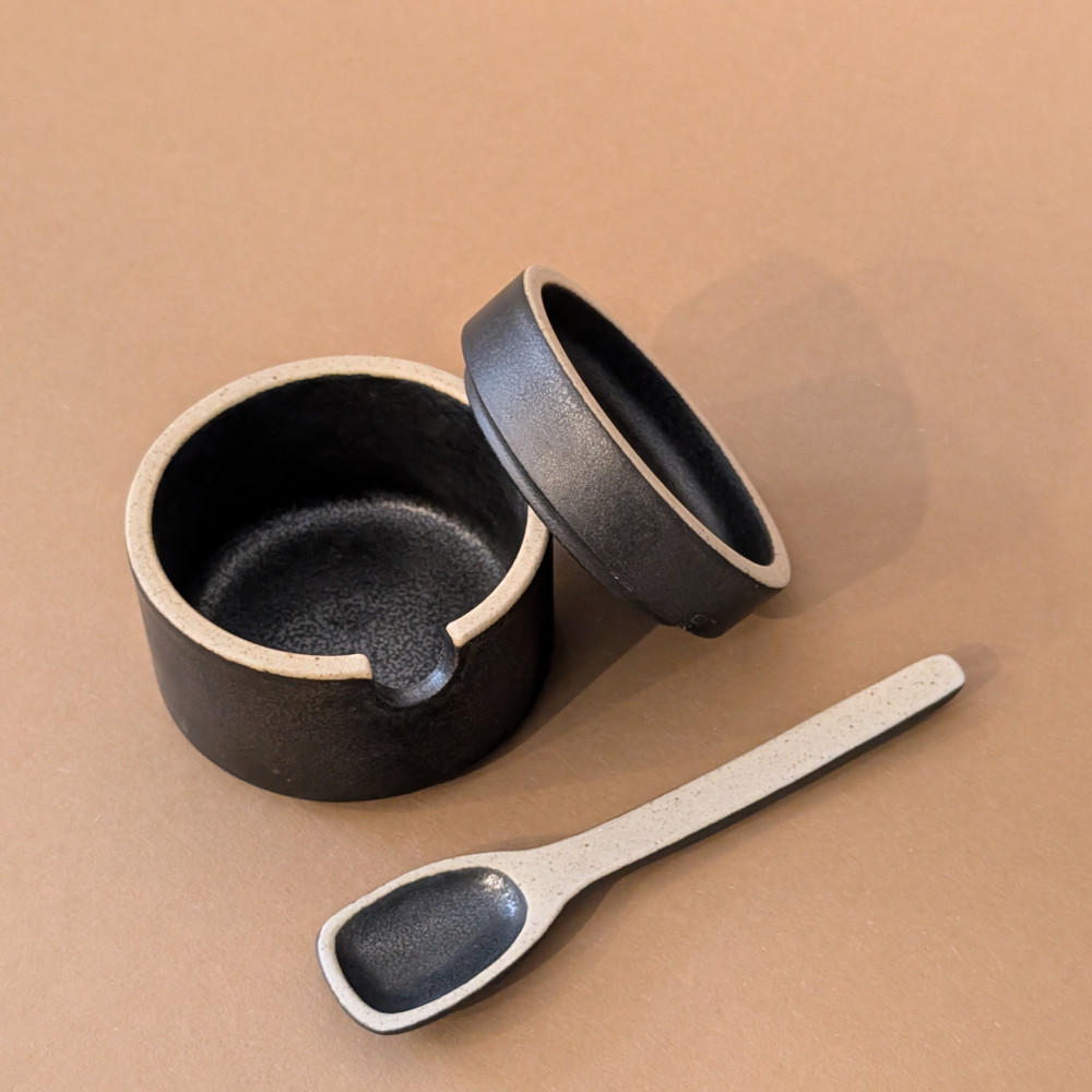 Handgemachte schwarze Sauce bowl in der Groesse S mit angelehntem passenden Deckel und Keramikloeffel.