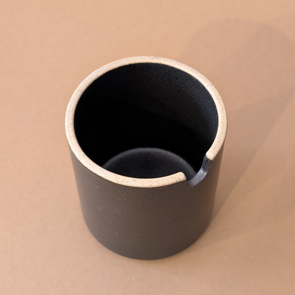 Hohe, schwarze Sauce bowl mit Aussparung fuer einen Teeloeffel von oben.