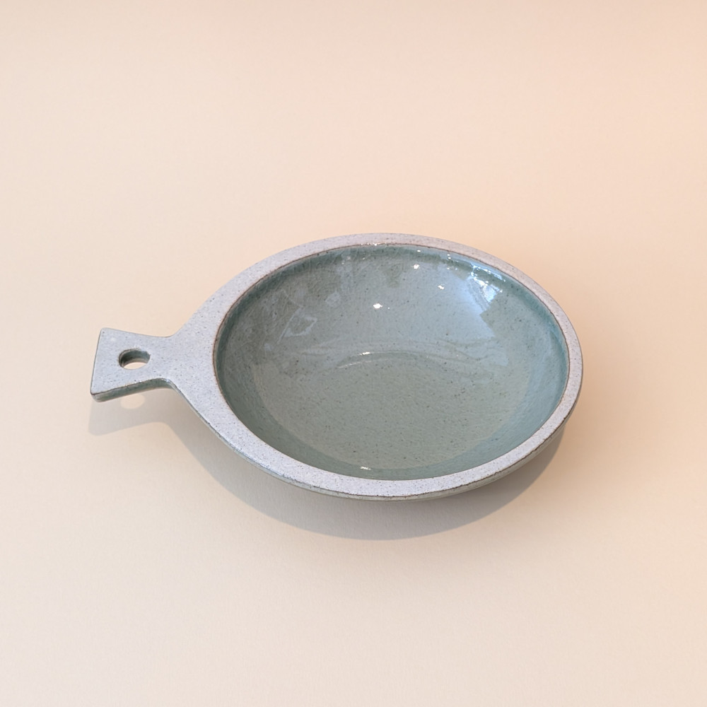 Suppenteller oder Anrichtplatte, Sonjabi Fish Plate Small, eine kreisrunde Schale in Form eines Fisches, mit Handgriff und gruener Glasur, in der kleinen Groesse.