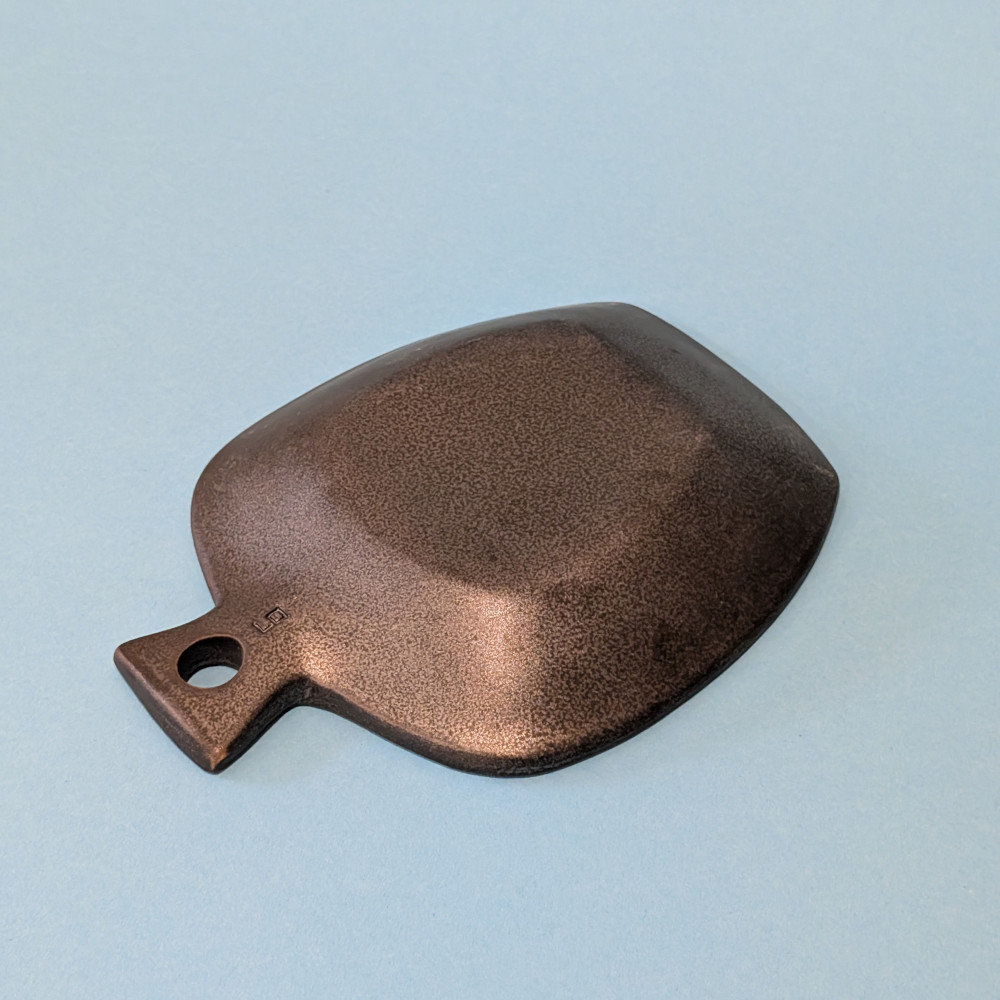 Rueckseite der braunen Keramikschale, Sonjabi Asymmetric Plate mit Griff von der Seite.
