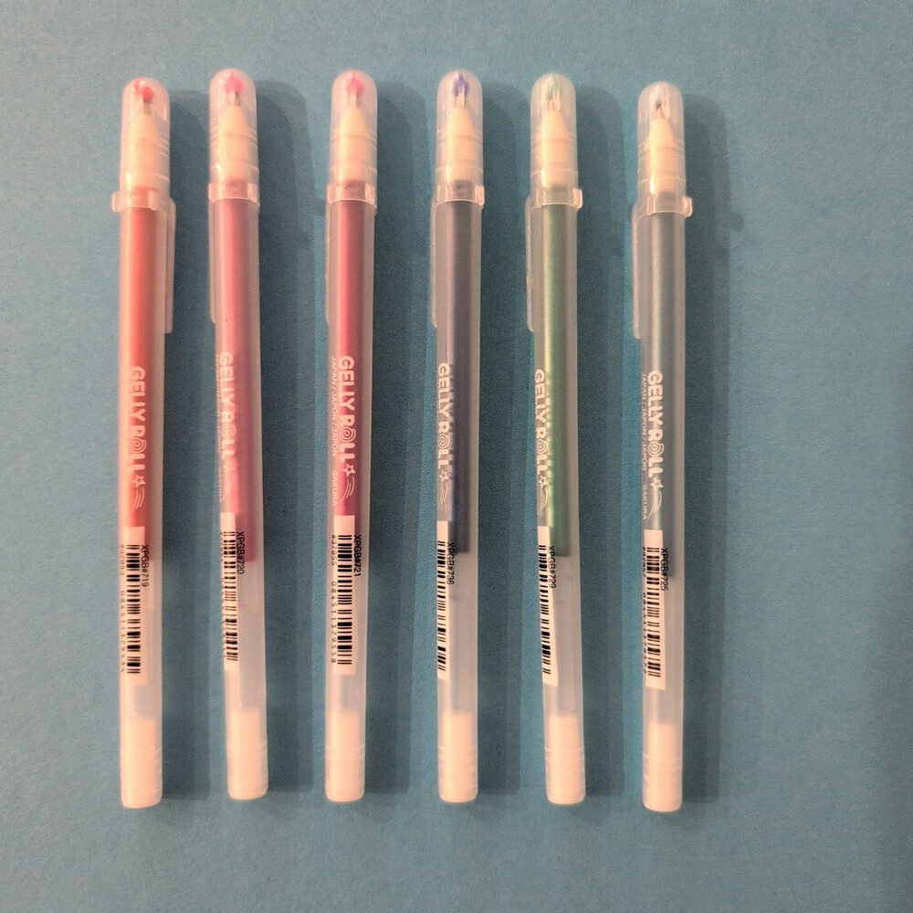 Sakura Gellyroll Stardust Set mit den Farben Tuerkis725, Gruen729, Blue736, Rot719, Rose720, und Pink721.