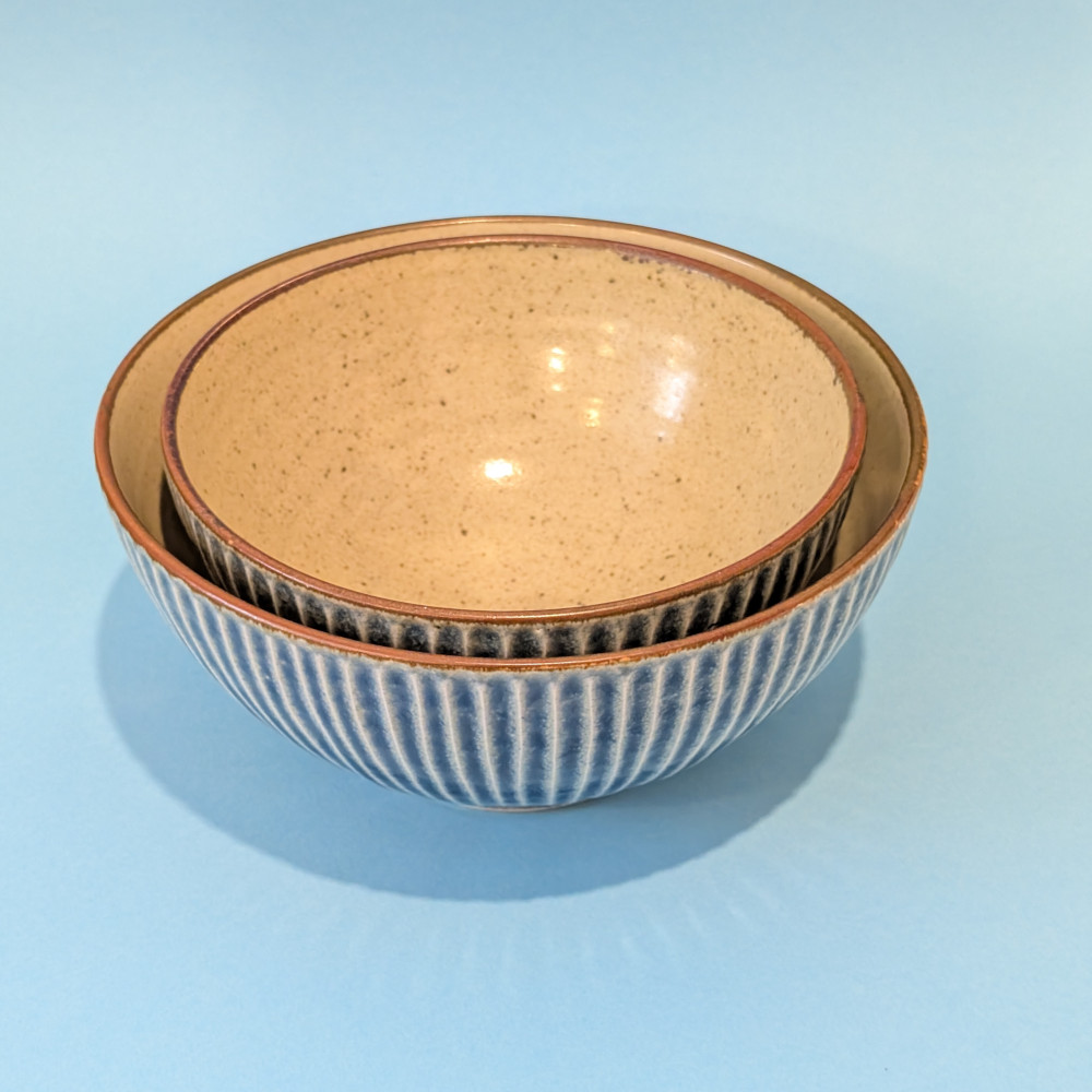 Zwei groessere Kermikschalen fuer Suppen, Ramen oder Salate ineinander gestellt.